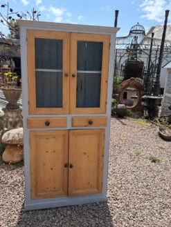 Meuble de rangement en sapin et peint en gris