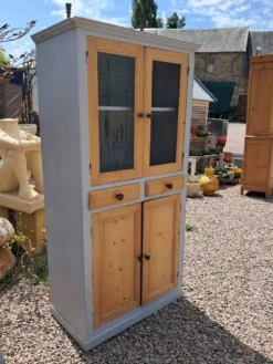 Meuble de rangement en sapin et peint en gris