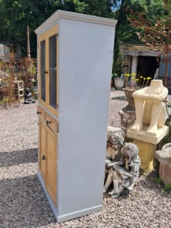 Meuble de rangement en sapin et peint en gris