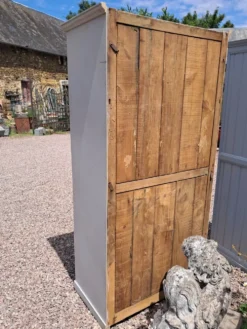 Meuble de rangement en sapin et peint en gris