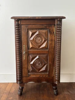Meuble de rangement neo régionaliste