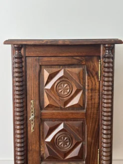 Meuble de rangement neo régionaliste