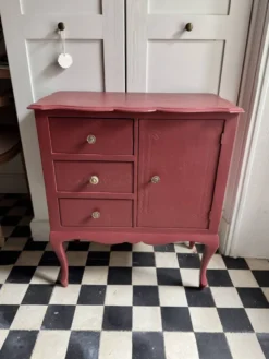 Meuble de rangement à reliefs