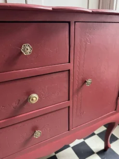Meuble de rangement à reliefs