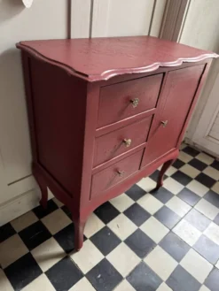 Meuble de rangement à reliefs