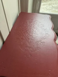 Meuble de rangement à reliefs