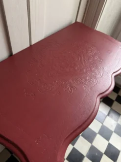 Meuble de rangement à reliefs