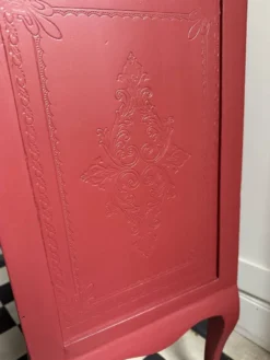 Meuble de rangement à reliefs