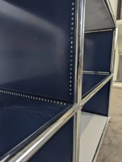 Meuble de rangement USM Haller bleu acier 4 cases ouvertes