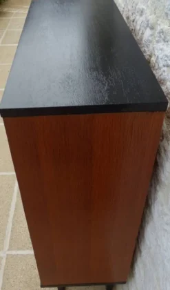 Meuble de rangement, vitrine avec ses portes vitrées coulissantes, pied mét