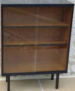 Meuble de rangement, vitrine avec ses portes vitrées coulissantes, pied mét