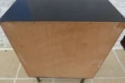 Meuble de rangement, vitrine avec ses portes vitrées coulissantes, pied mét