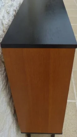 Meuble de rangement, vitrine avec ses portes vitrées coulissantes, pied mét
