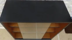 Meuble de rangement, vitrine avec ses portes vitrées coulissantes, pied mét