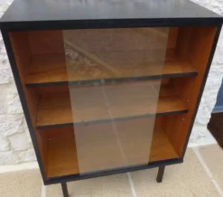 Meuble de rangement, vitrine avec ses portes vitrées coulissantes, pied mét