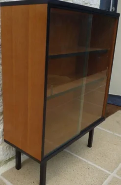 Meuble de rangement, vitrine avec ses portes vitrées coulissantes, pied mét