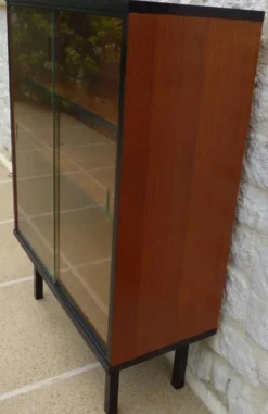Meuble de rangement, vitrine avec ses portes vitrées coulissantes, pied mét