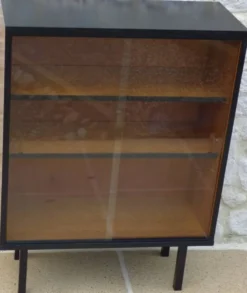 Meuble de rangement, vitrine avec ses portes vitrées coulissantes, pied mét
