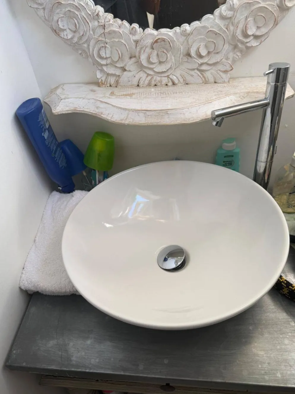 Meuble de salle de bain en bois style provençal avec vasque