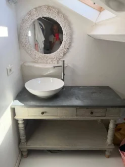Meuble de salle de bain en bois style provençal avec vasque