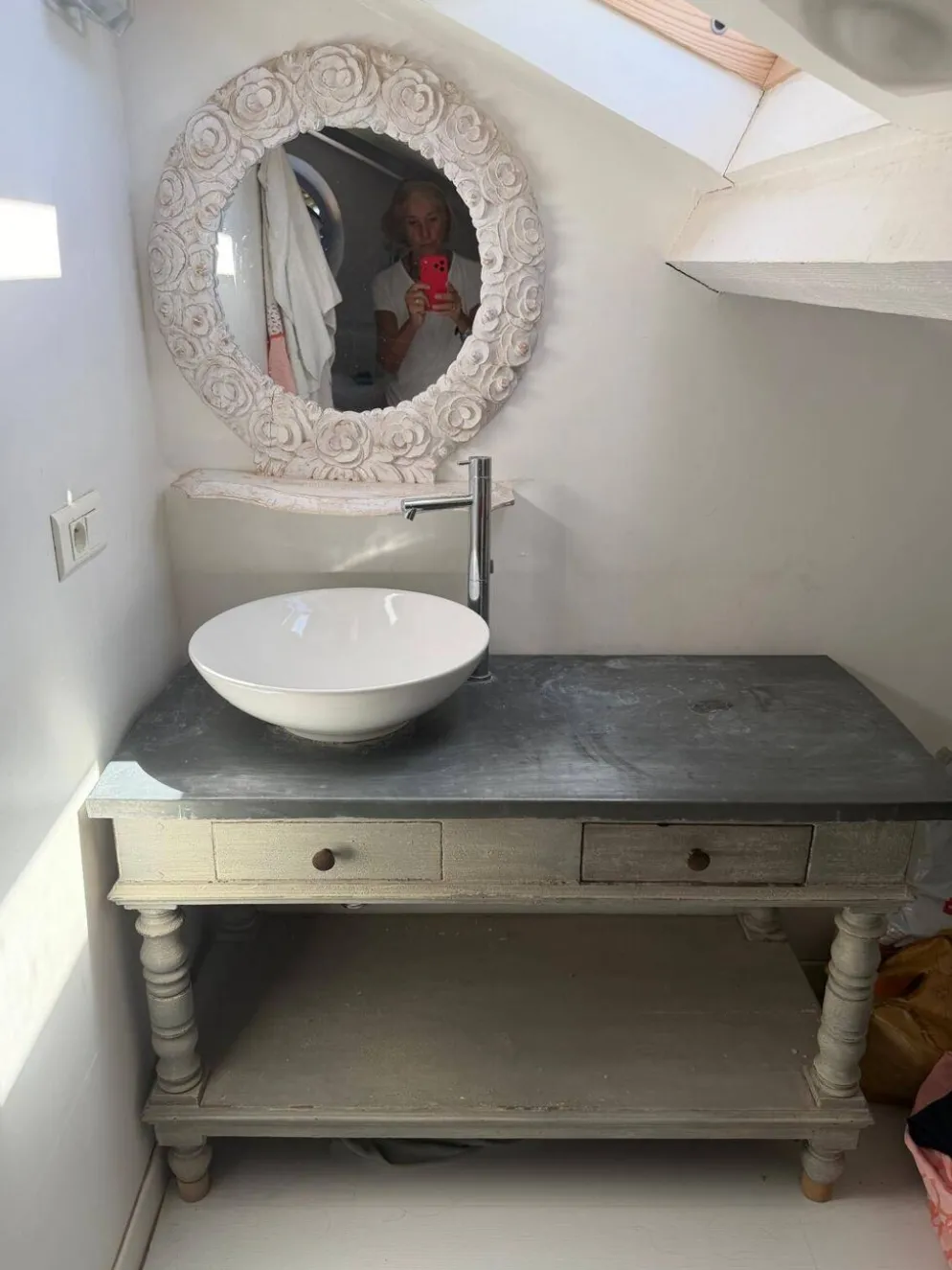 Meuble de salle de bain en bois style provençal avec vasque