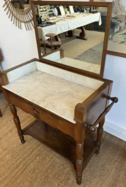 Meuble de toilette ancien avec marbre blanc et miroir