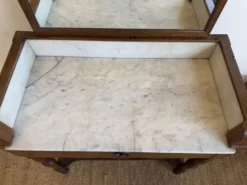Meuble de toilette ancien avec marbre blanc et miroir