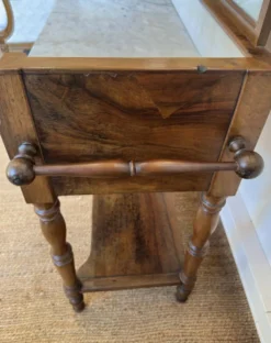 Meuble de toilette ancien avec marbre blanc et miroir