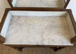 Meuble de toilette ancien avec marbre blanc et miroir