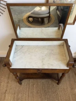 Meuble de toilette ancien avec marbre blanc et miroir