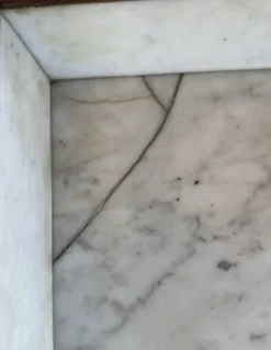 Meuble de toilette ancien avec marbre blanc et miroir
