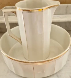 Meuble de toilette d'époque Napoléon III en noyer massif et marbre