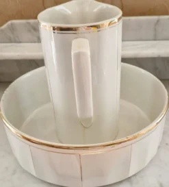 Meuble de toilette d'époque Napoléon III en noyer massif et marbre