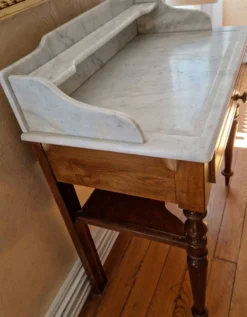 Meuble de toilette d'époque Napoléon III en noyer massif et marbre