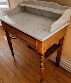 Meuble de toilette d'époque Napoléon III en noyer massif et marbre