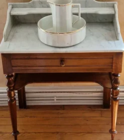 Meuble de toilette d'époque Napoléon III en noyer massif et marbre