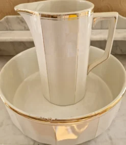Meuble de toilette d'époque Napoléon III en noyer massif et marbre