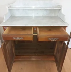 Meuble de toilette époque Empire en noyer massif et marbre blanc
