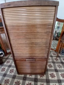 Meuble en chêne à rouleau