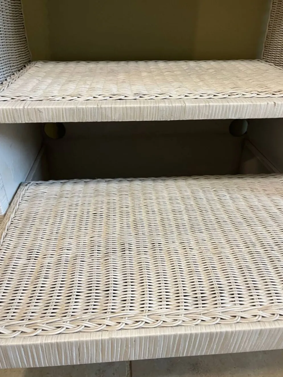 Meuble en osier blanc