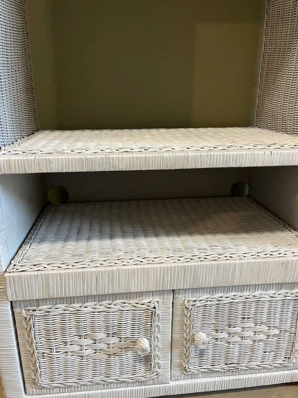 Meuble en osier blanc