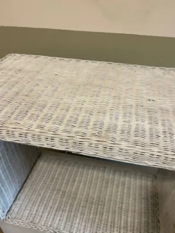 Meuble en osier blanc