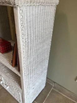 Meuble en osier blanc