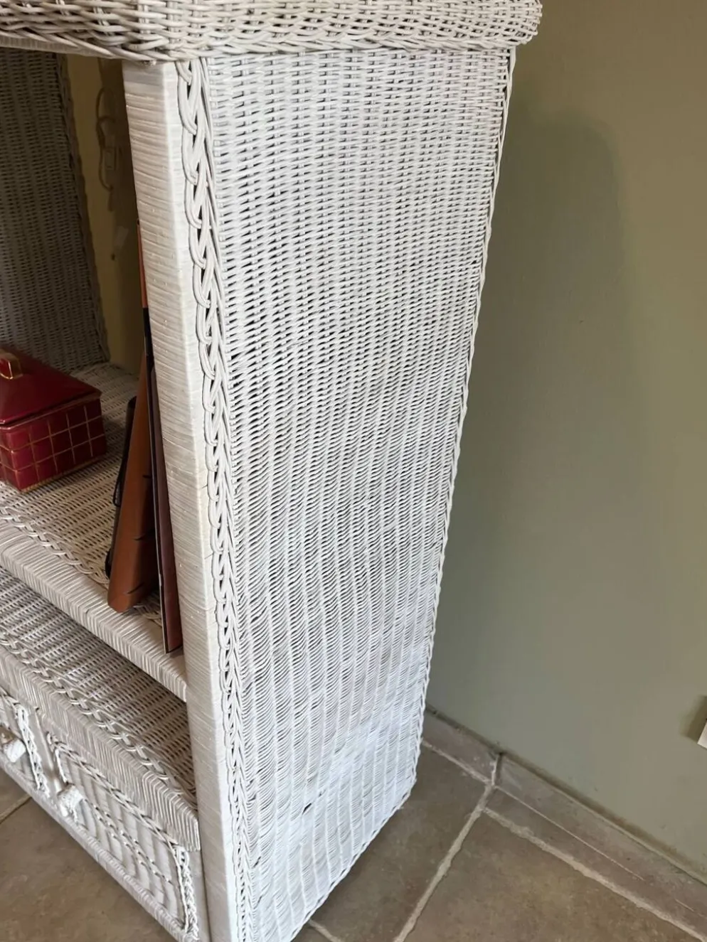 Meuble en osier blanc