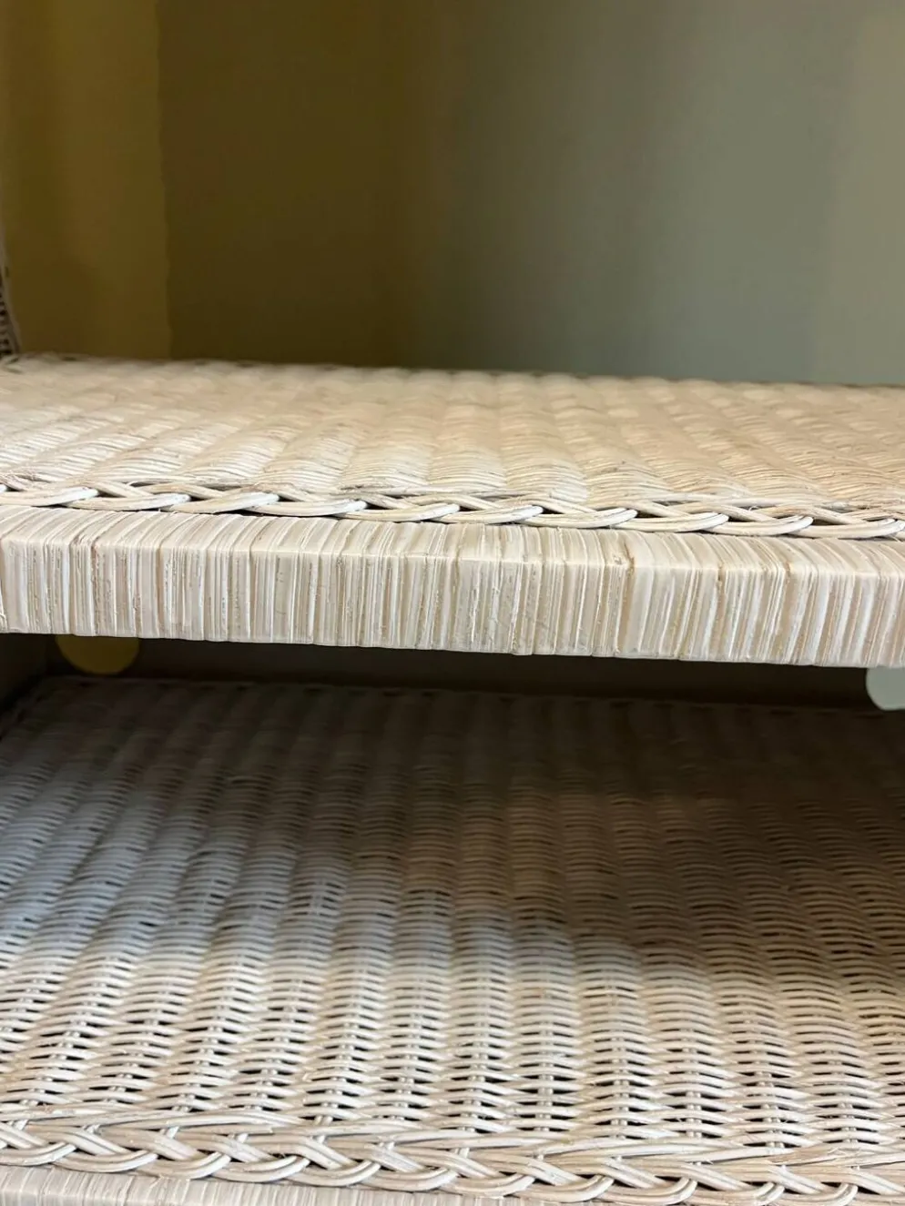 Meuble en osier blanc