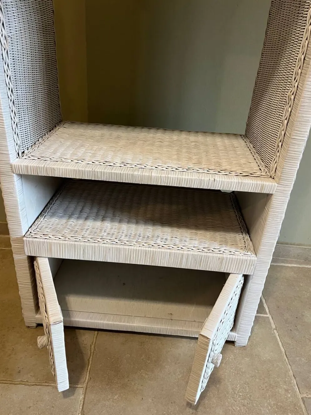 Meuble en osier blanc