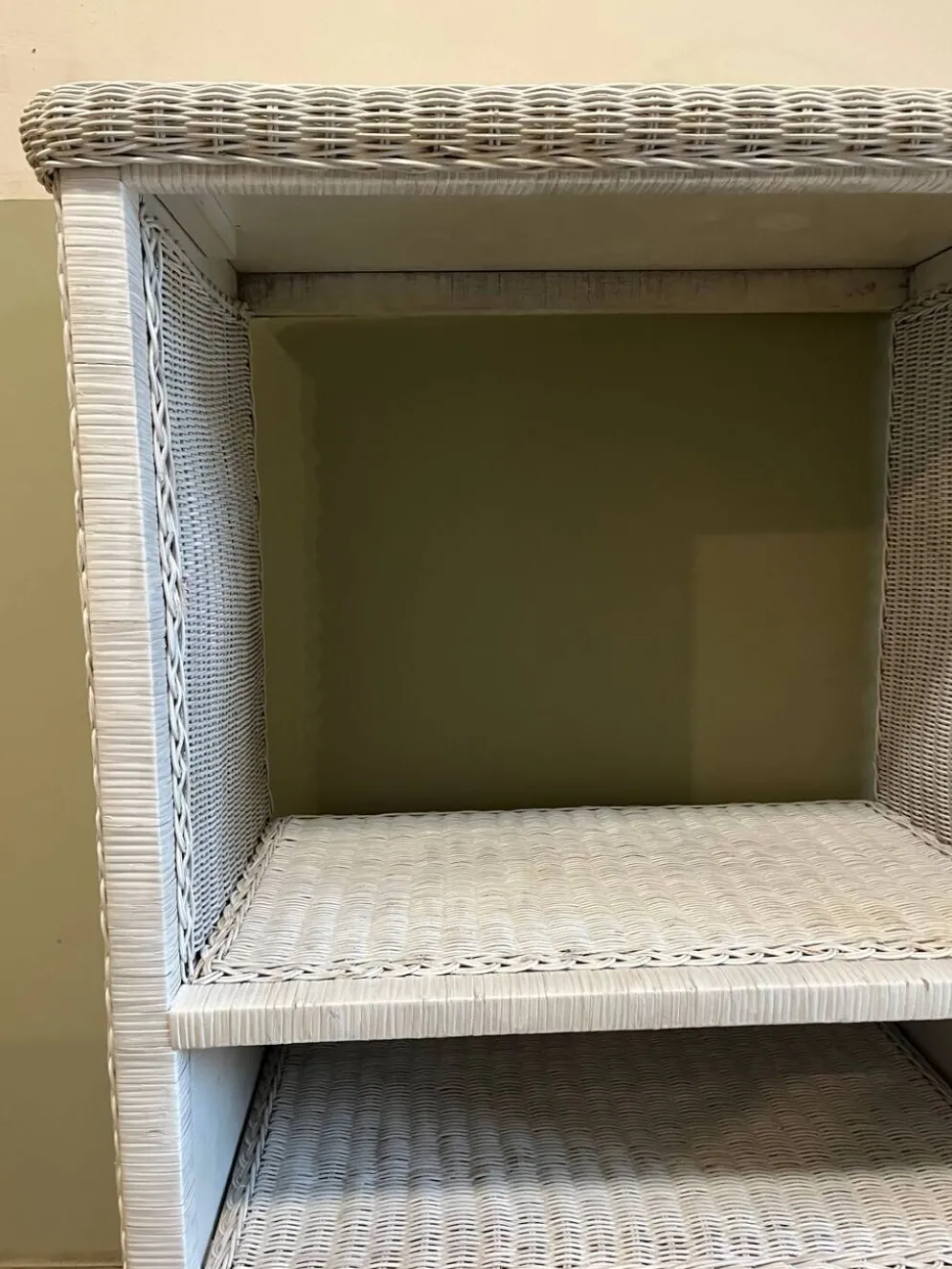 Meuble en osier blanc