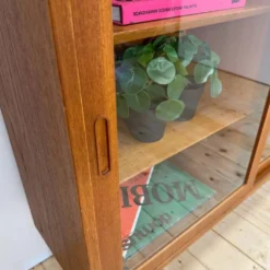 Meuble en teck avec portes coulissantes en verre, Danemark 1960