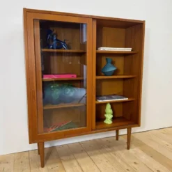 Meuble en teck avec portes coulissantes en verre, Danemark 1960
