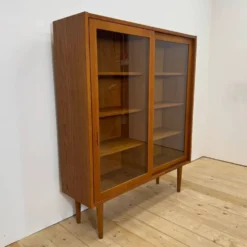 Meuble en teck avec portes coulissantes en verre, Danemark 1960